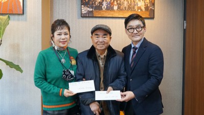 대한가수협회 이자연 회장, 한국음악저작권협회 추가열 회장, 91세 불우 원로 가수 명국환에게 온정의 기부금 전달