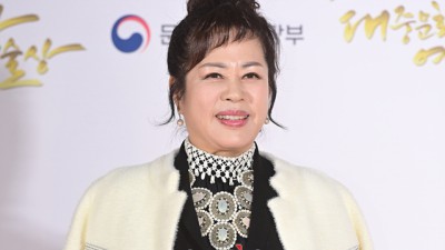 [뉴데일리] [포토]이자연 가수협회회장 이장희 선배 축하하러 왔어요