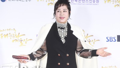 [티브이데일리] [TD포토] 이자연 대한가수협회 회장 '이장희 선배님 응원 왔어요' 2021 대중문화예술상